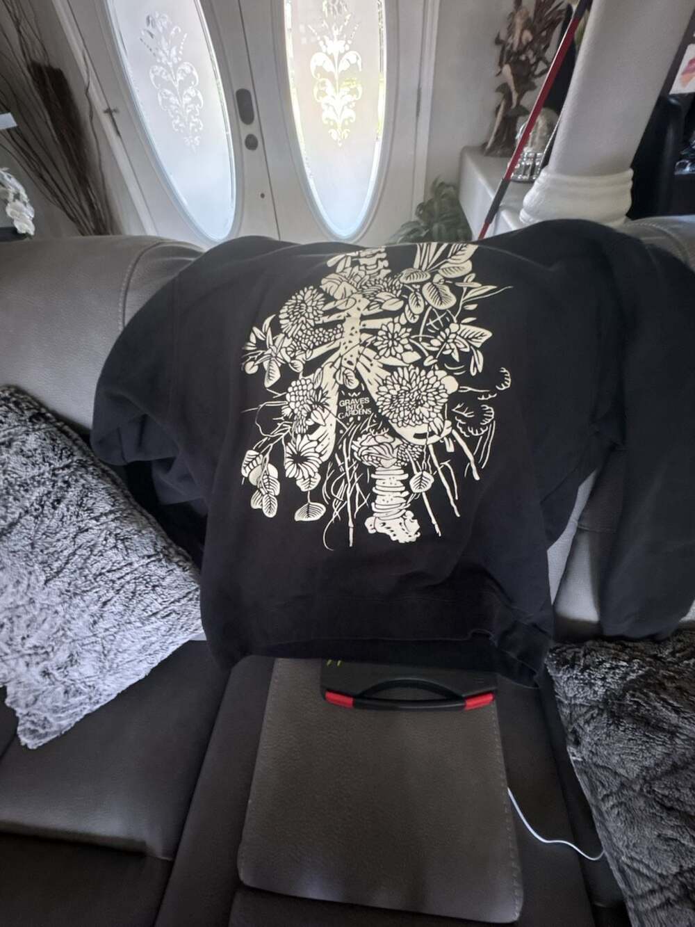 Independent Trading Co. Graves Into Gardens Hoodie Medium Black